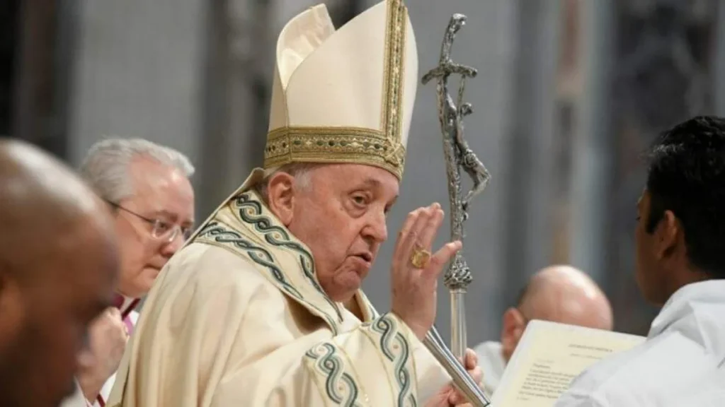 Imagem Papa Francisco acenando do artigo Papa Francisco reflete o exemplo de Maria como mulher e Mãe
