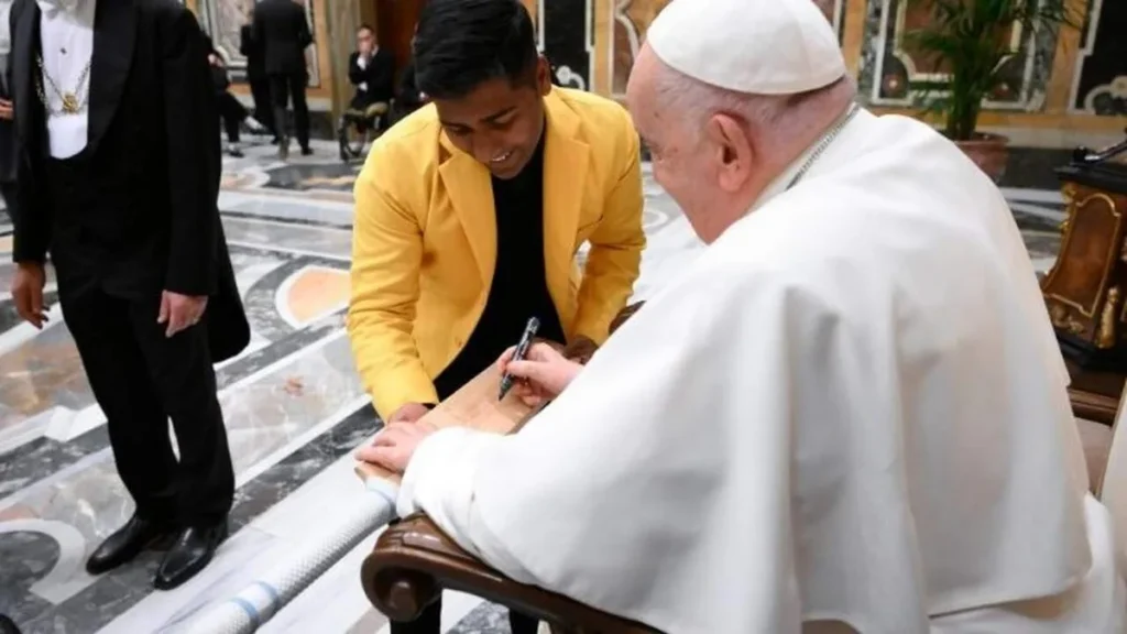 Imagem Papa e os membros da Athletica Vaticana do artigo "O esporte ensina o valor da fraternidade", diz o Papa