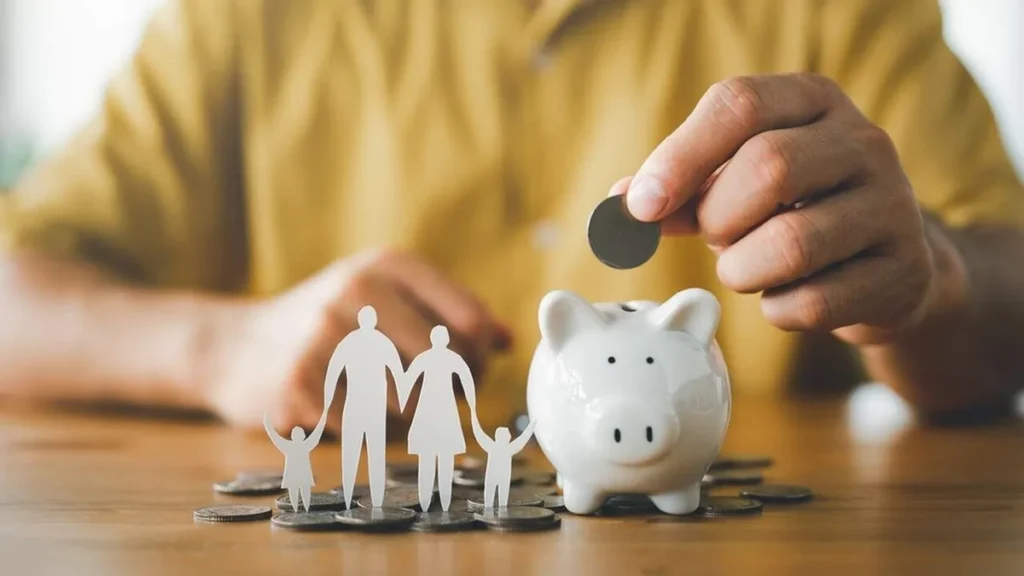Imagem Pessoa juntando dinheiro no cofrinho do artigo Saiba como organizar sua vida financeira neste início de ano