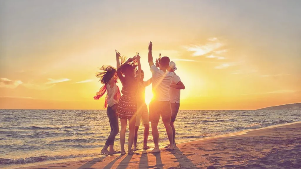 Imagem amigos curtindo o verao na praia do artigo Músicas para animar e embalar o seu verão