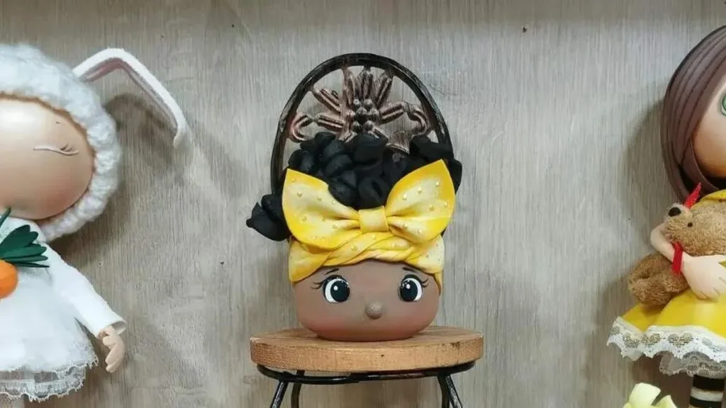 Imagem bonequinha do artigo Bonequinha Decorativa em EVA no pote de vidro - Faça Você Mesmo