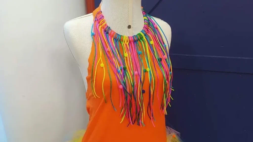 Imagem camiseta carnaval do artigo Camiseta com frente única e franjas coloridas - Faça Você Mesmo