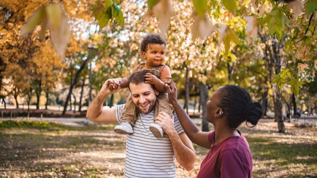 Imagem familia andando em parque do artigo O que é a felicidade?