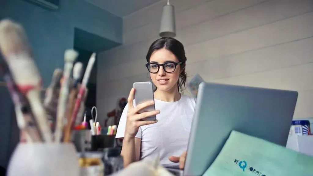 Imagem jovem com celular jovem estudante do artigo Guia Jornada Bíblica: Uma Jornada de fé!