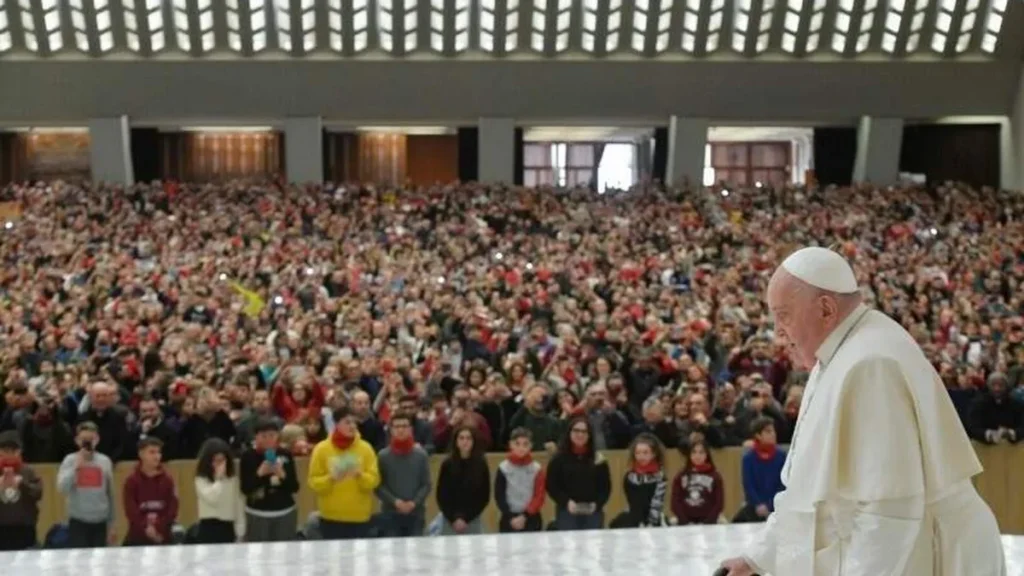 Imagem papa com crismandos 2024 do artigo Aos crismandos, Papa Francisco pede que se inspirem em Carlo Acutis