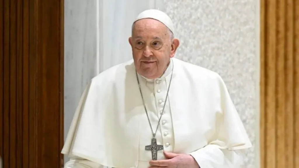 Imagem papa francisco caminhando 2024 do artigo 6 ensinamentos do Papa para o 58° Dia Mundial das Comunicações