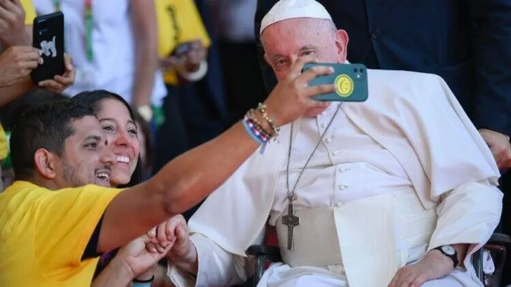 Imagem papa tirando selfie com jovens do artigo Papa diz aos jovens que a senha da alegria é ter a postura de Jesus