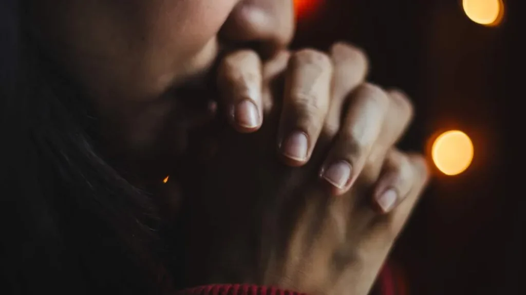 Imagem pessoa com maos postas em oracao do artigo Oração para a comunhão espiritual