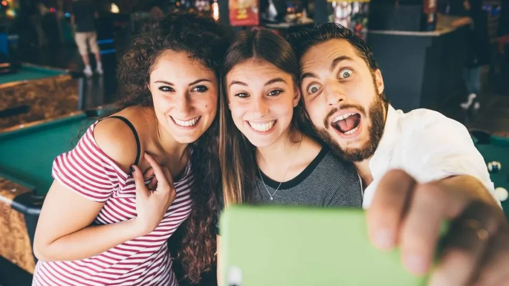 Imagem amigos tirando foto juntos do artigo 11 maneiras de fazer bons amigos