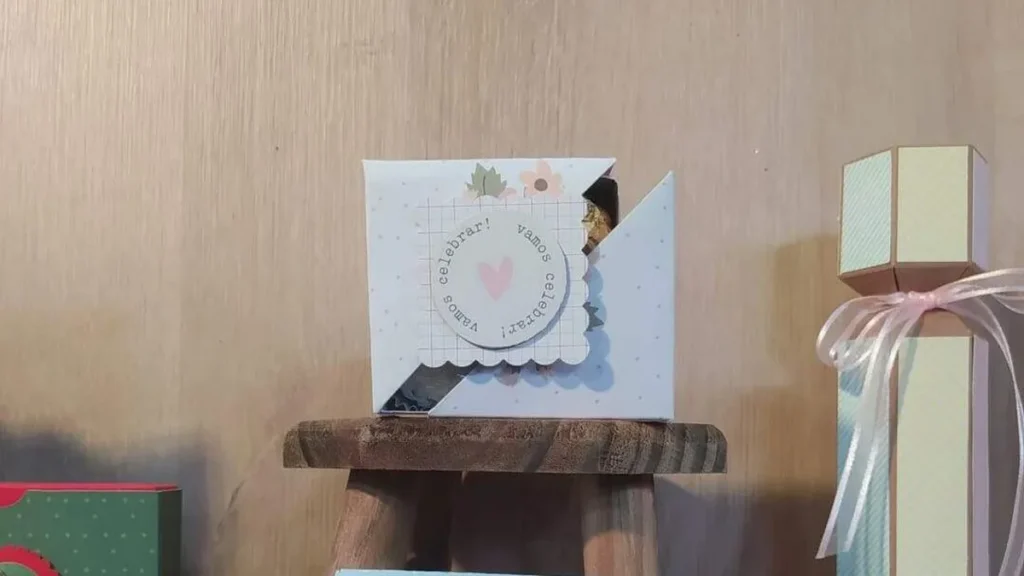 Imagem caixa bombons do artigo Caixa para Bombons com Tampa Diagonal em Scrapbook - Faça Você Mesmo