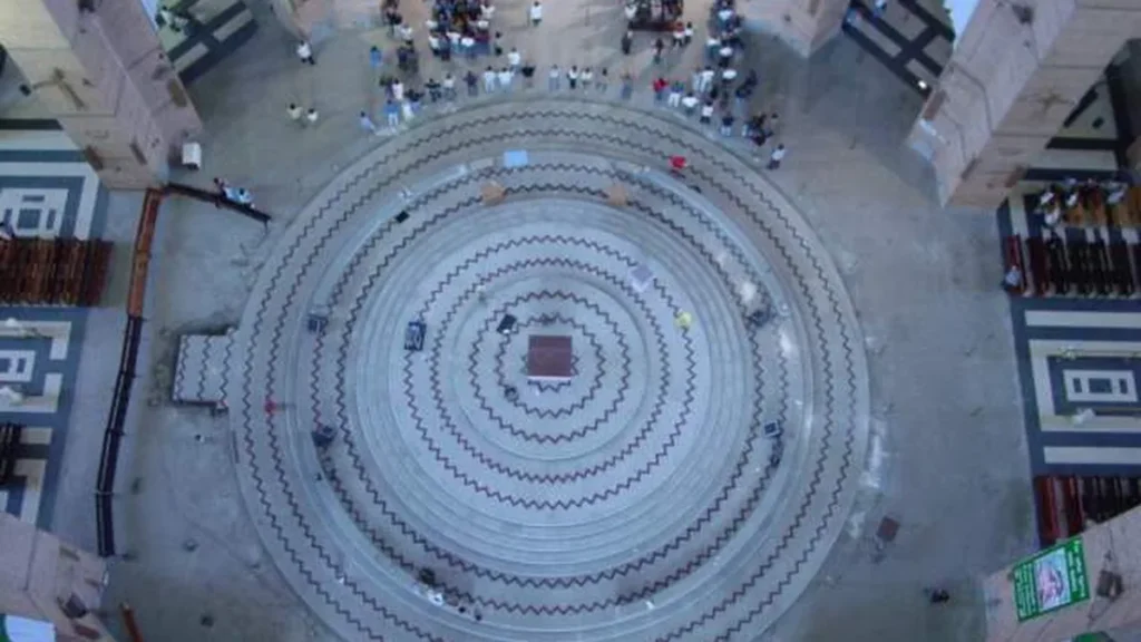 Construção do Altar Central, primeira obra da Família dos Devotos