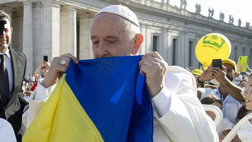 Imagem Papa Francisco e a bandeira da Ucrania do artigo Papa Francisco se pronuncia sobre os dois anos de Guerra na Ucrânia