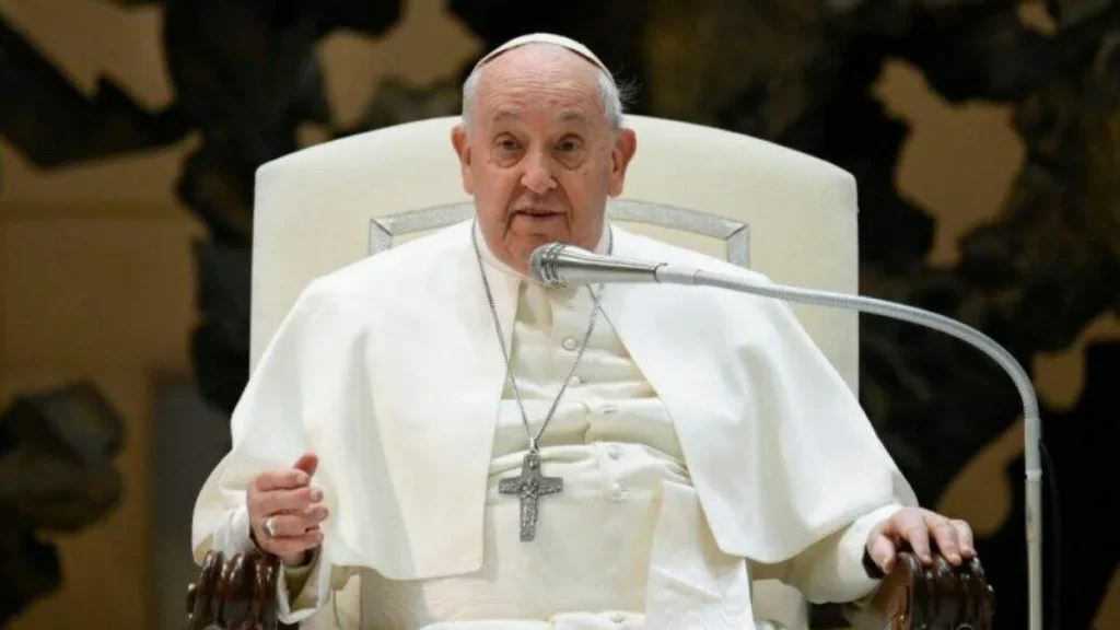 Imagem Papa falando no microfone do artigo Papa: "a lógica de Deus é o amor"