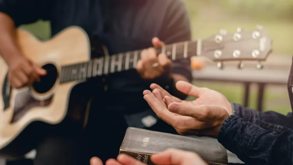 Imagem cantores cantando musicas religiosas do artigo Músicas que vão te ajudar a refletir na Quaresma