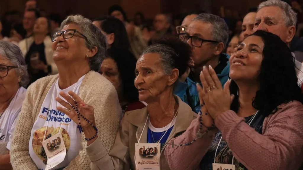 Imagem familia dos devotos do artigo “Amor que constrói histórias”: Família dos Devotos completa 25 anos em 2024