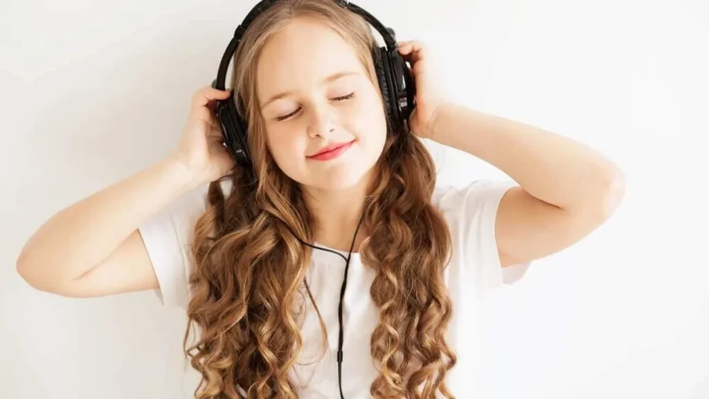 Imagem jovem escuta musica do artigo Músicas para se sentir em paz