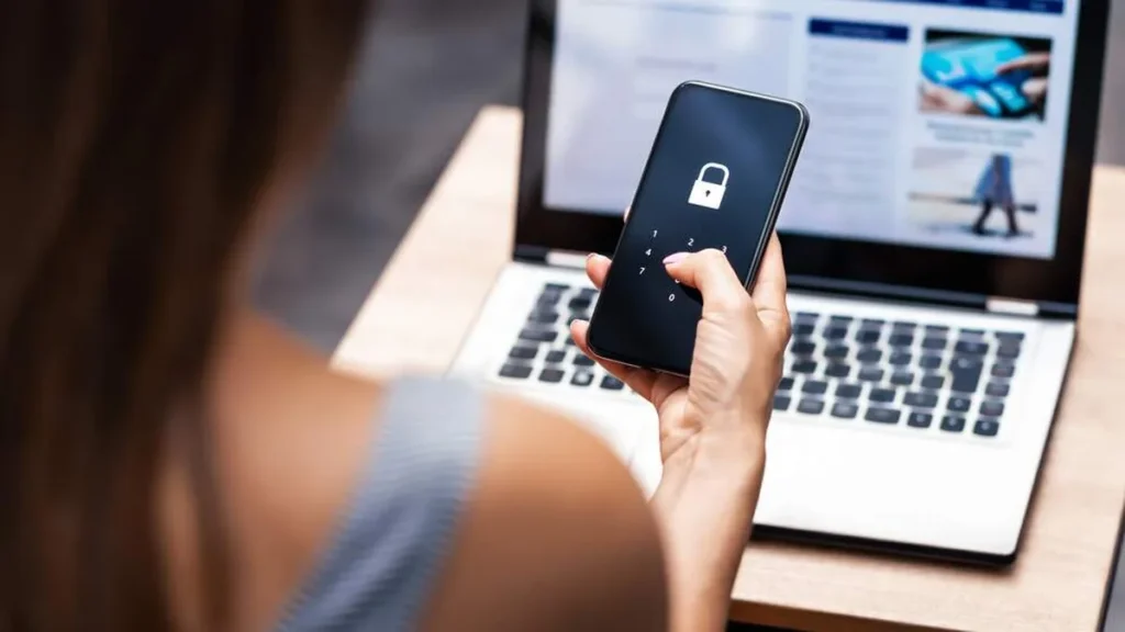 Imagem moca mexendo em celular e notebook com conexao segura do artigo 5 dicas para navegar com segurança na internet