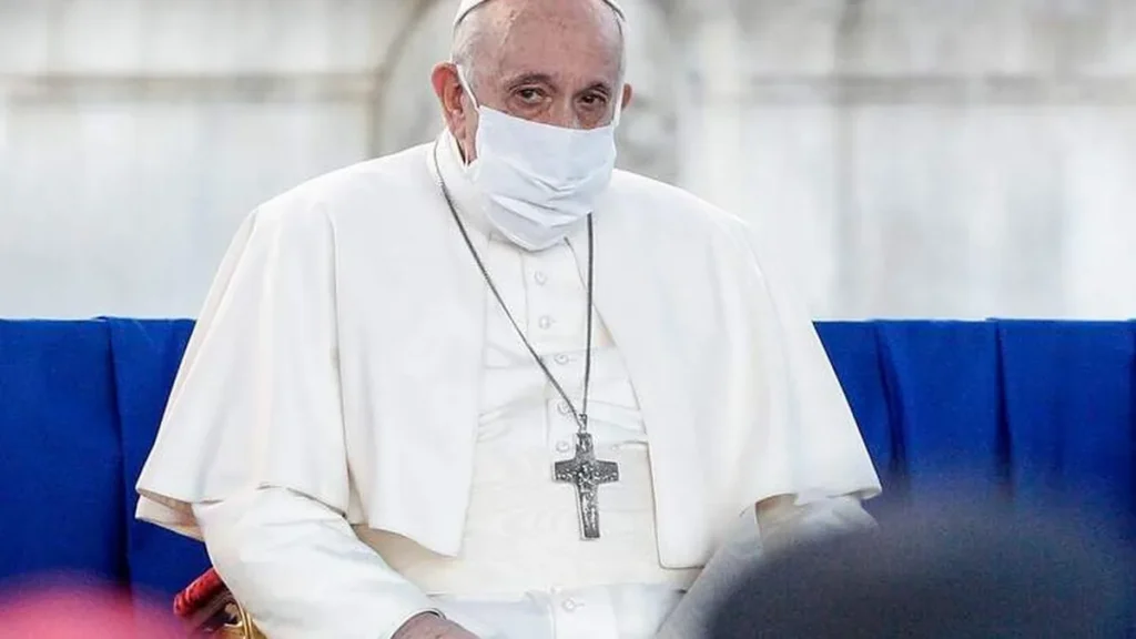 Imagem papa Francisco usando mascara gripe covid do artigo Papa Francisco cancela audiências devido a "leve gripe"