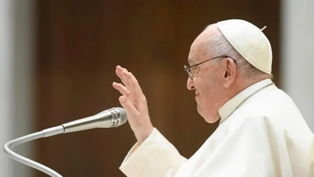 Imagem papa francisco acenando 2024 do artigo Tristeza deve ser combatida ao pensarmos em Jesus, pede Papa Francisco