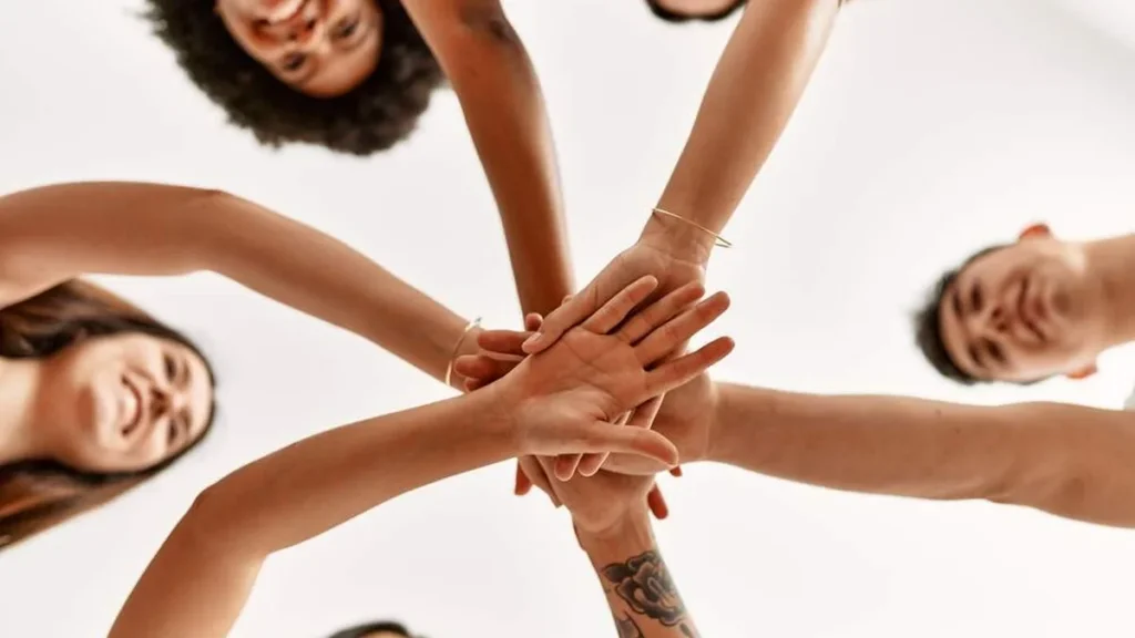 Imagem pessoas com maos unidas do artigo Utilize a Encíclica Fratelli Tutti como exercício quaresmal