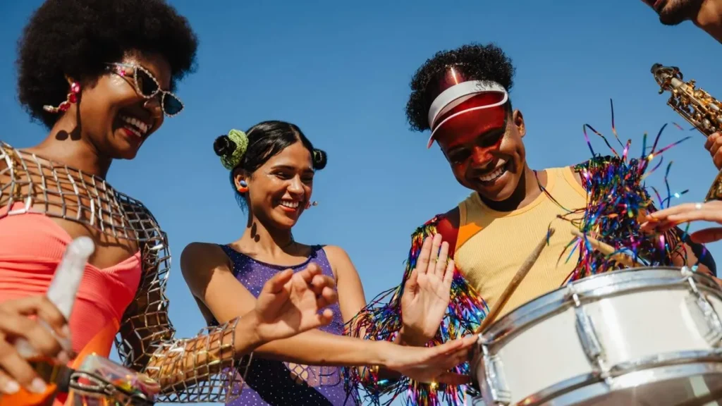 Imagem pessoas curtindo o carnaval e tocando instrumento musical do artigo Aprenda sobre Carnaval e Igreja com 8 conteúdos do A12!