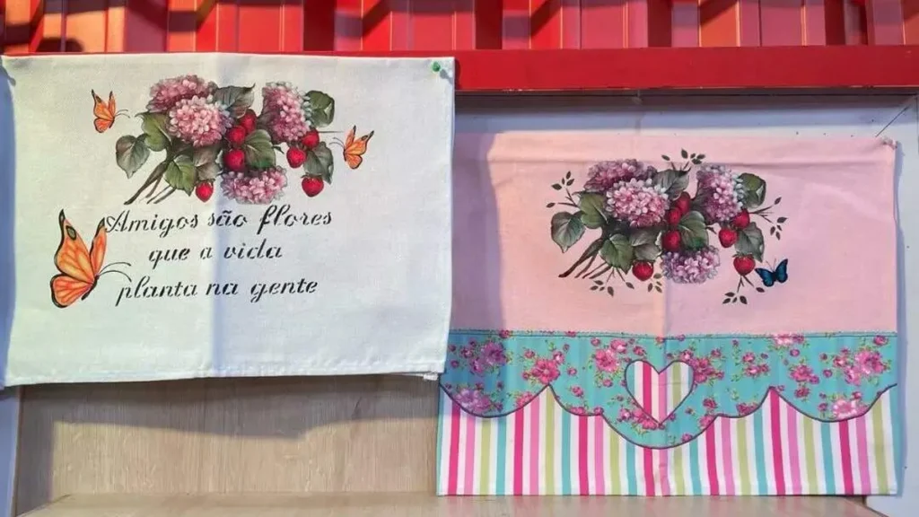 Imagem pintura adesivada do artigo Pintura Adesivada de hortência e morango no pano de copa - Faça Você Mesmo