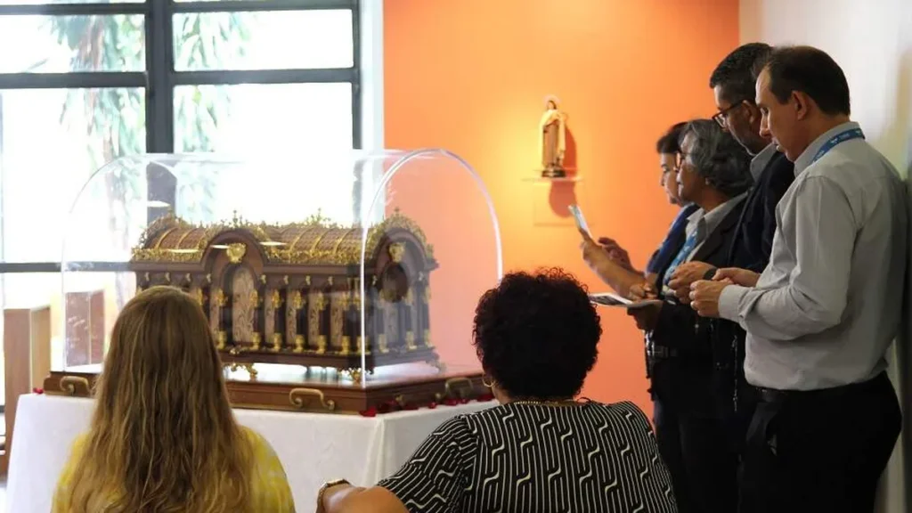 Imagem reliquias visita Santa Teresinha do artigo Sede da CNBB acolhe urna com as relíquias de Santa Teresinha