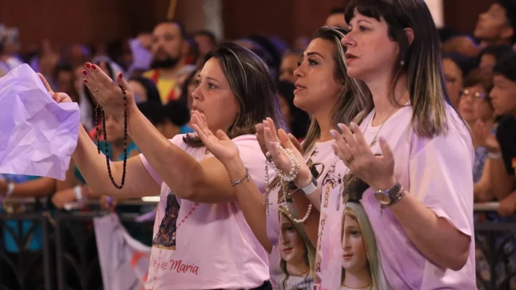 Imagem 10 Romaria do Terco das Mulheres Missa Solene Devotas em oracao do artigo Mulher e a vocação para o amor
