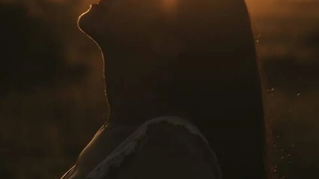 Imagem espera esperanca fe jovem com os olhos fechados do artigo Esperar com paciência no Senhor