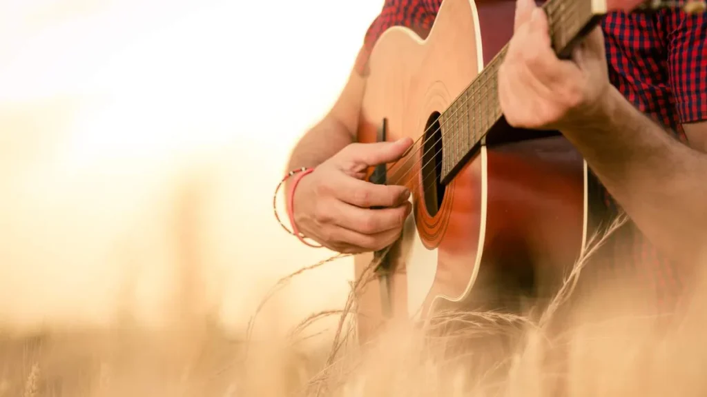 Imagem Homem tocando musica sertaneja do artigo 7 motivos para começar a ouvir e amar música sertaneja