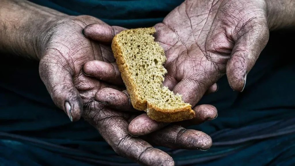 Imagem maos seujas de sem teto pobre segurando pao do artigo Celam lança Pastoral latino-americana dos moradores de rua