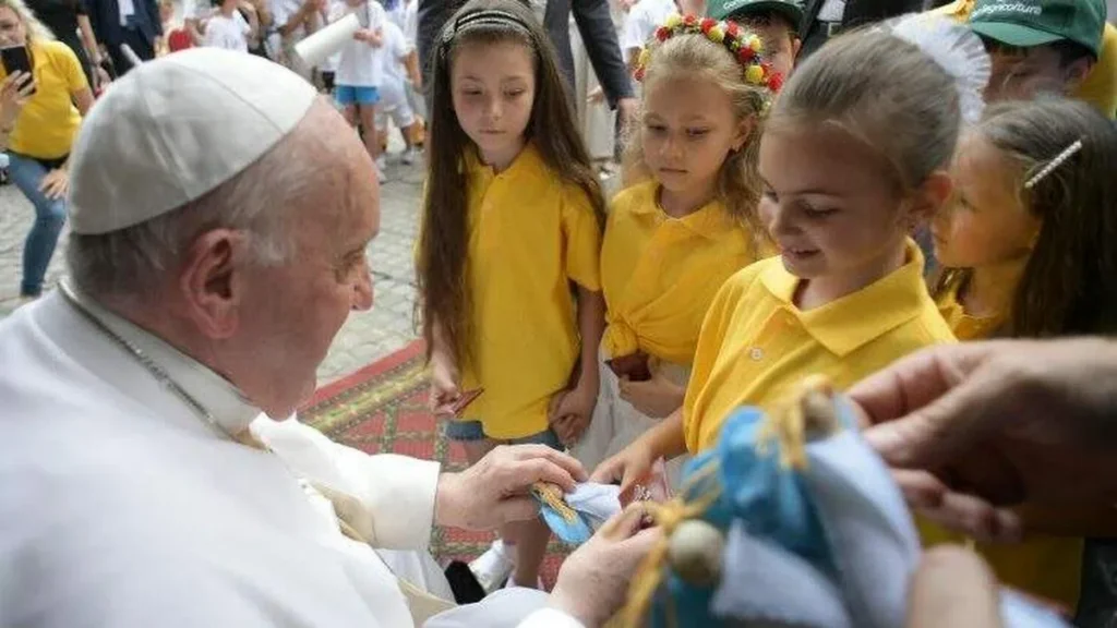 Imagem papa com criancas do artigo Confira a mensagem do Papa Francisco para a Jornada Mundial das Crianças