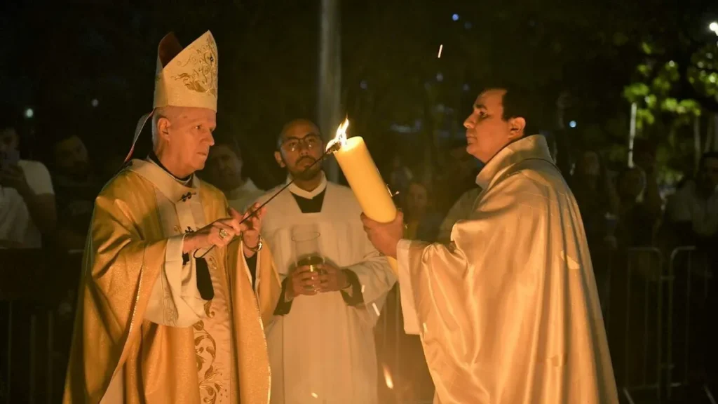 Imagem Dom Orlando Pe. Diego e Pe. Queimado acendem o Cirio 2022 do artigo Por que na Vigília Pascal é aceso o Círio?