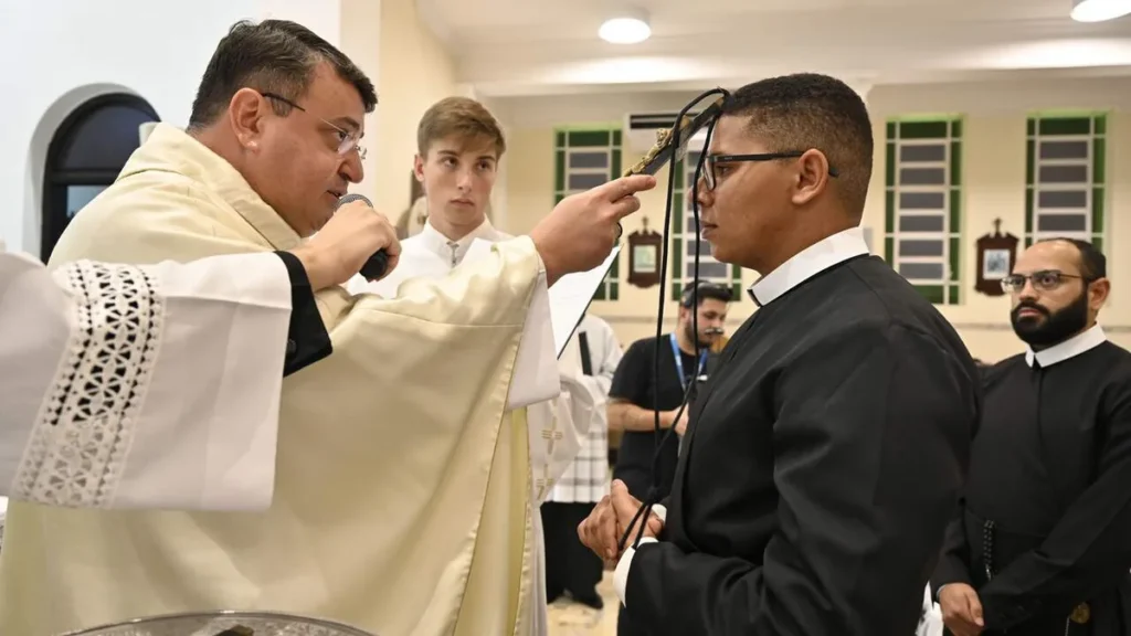 Imagem Entrega da Cruz Missionaria Votos Perpetuos do artigo Assumir sua vocação é encontrar seu lugar no mundo