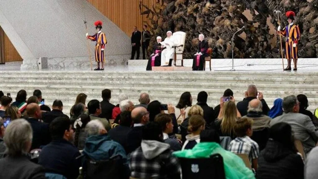 Imagem papa francisco na audeincia geral do artigo “O cristão é chamado a ser paciente”, afirma o Papa Francisco