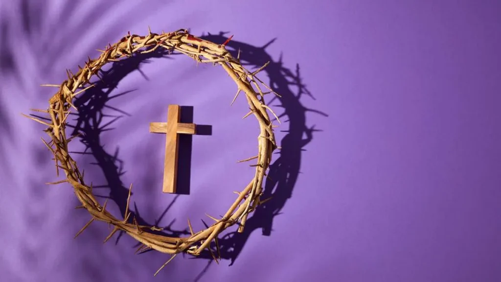 Imagem coroa de espinhos cruz e fundo roxo do artigo O que significa cada dia da Semana Santa?