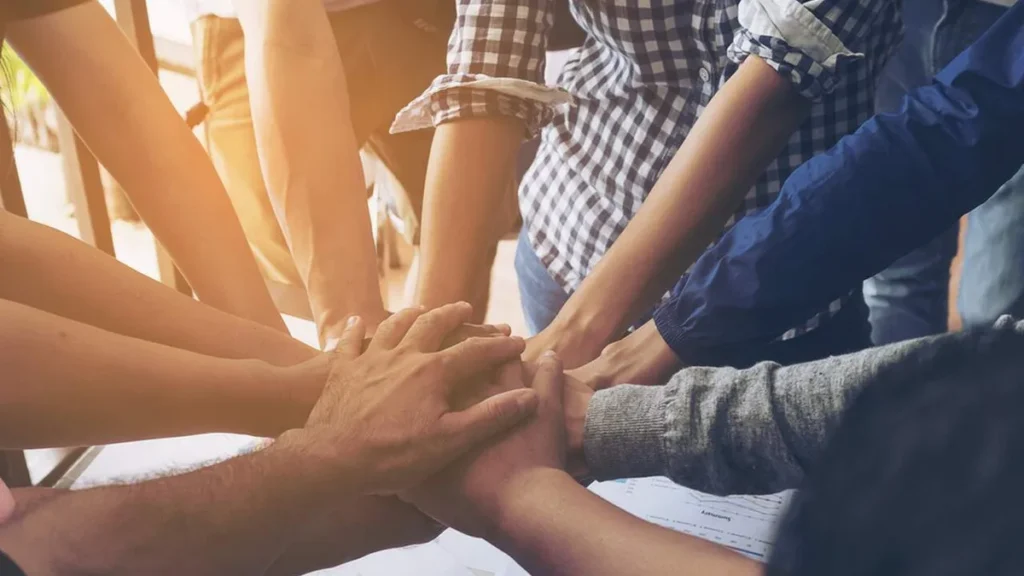 Imagem Maos juntas Amizade Social 2 do artigo "Todos somos irmãos": Como viver a fraternidade nos dias de hoje?