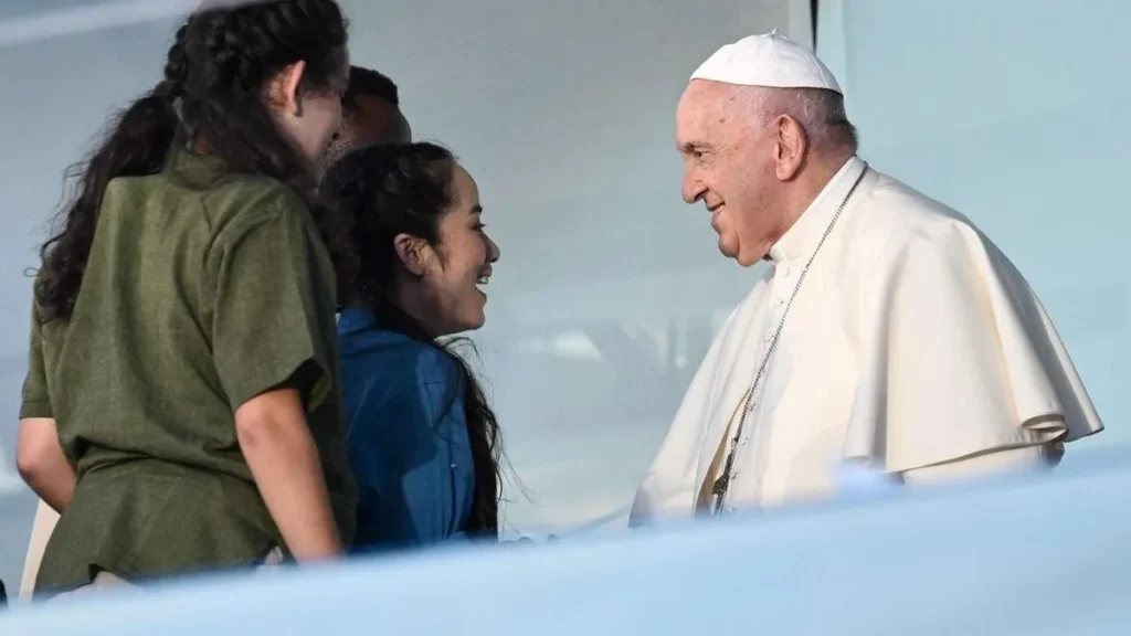 Imagem Papa Francisco e mulheres do artigo Papa Francisco fala sobre a luta pela dignidade da mulher