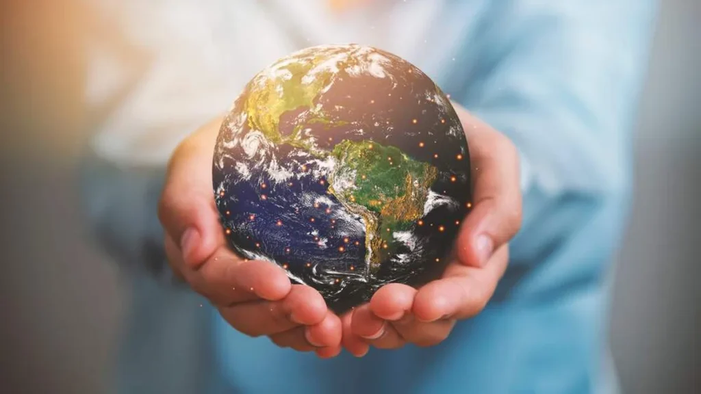 Imagem maos segurando o globo terrestre do artigo Dogmas da Igreja: Caráter temporal do mundo