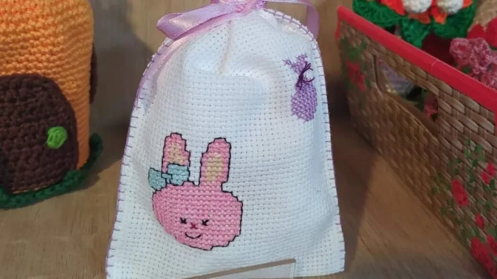 Imagem saco pascoa do artigo Saquinho porta-chocolate em Ponto Cruz - Faça Você Mesmo