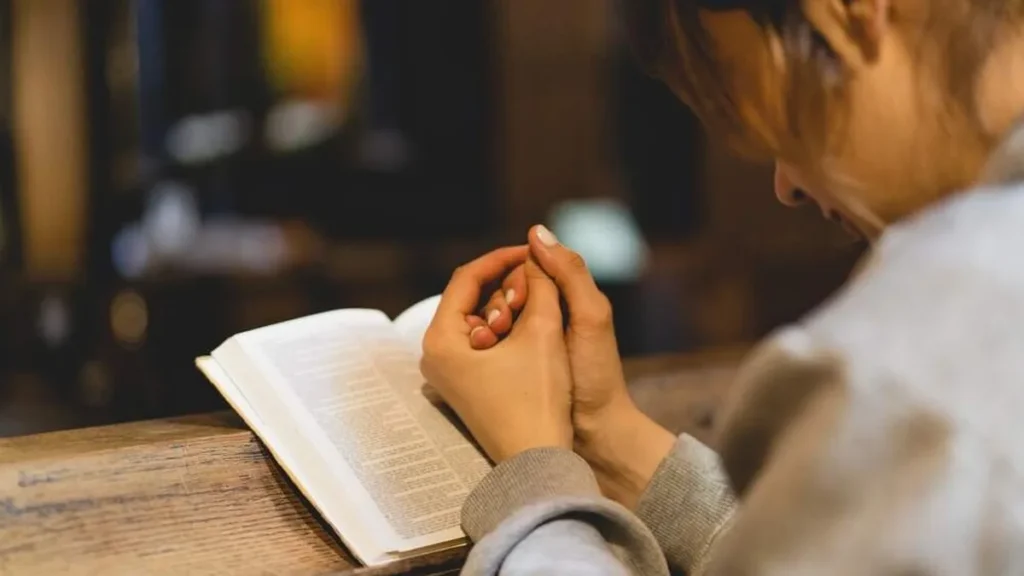Imagem mulher rezando do artigo O que são as Laudes?