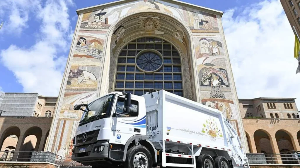 Imagem Caminhao Coletor SN 20 do artigo Santuário Nacional inova com Aquisição de Caminhão Sustentável para Gestão de Resíduos