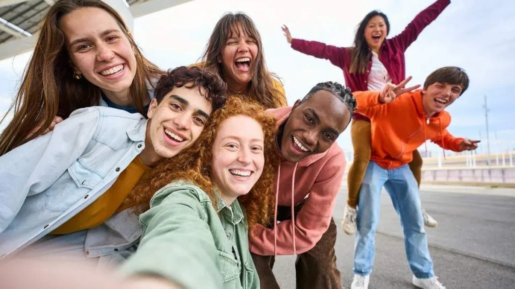 Imagem Jovens sorrindo para a camera do artigo Estão abertas as inscrições para o concurso de Bolsas Genfest 2024