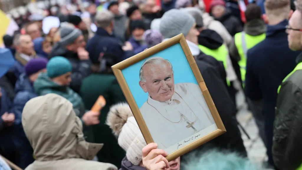 Imagem Uma mao segurando um quadro do Papa Joao Paulo II do artigo Igreja celebra 10 anos da canonização de São João Paulo II