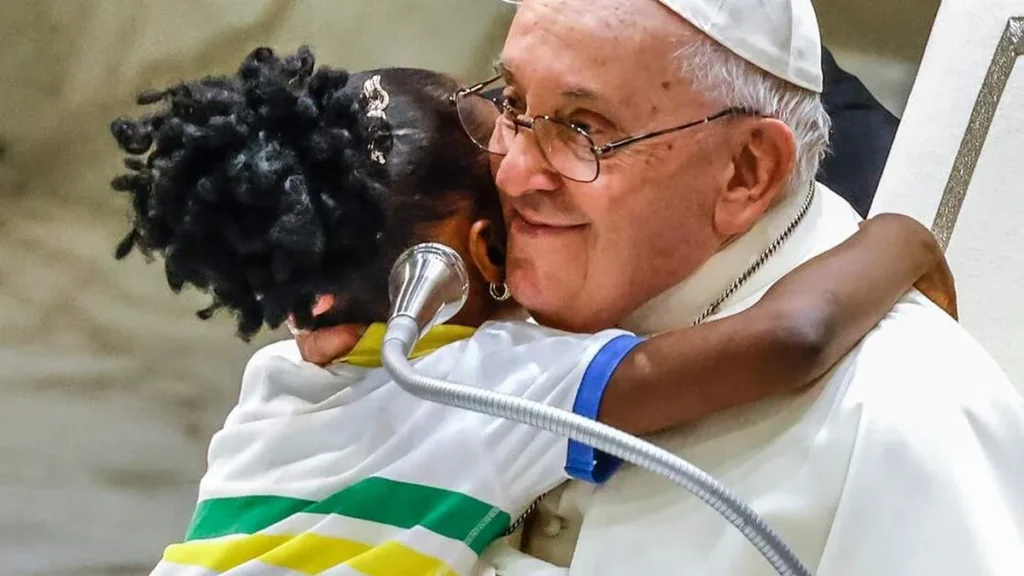 Imagem papa francisco abracando menina negra do artigo Papa Francisco reflete sobre o significado do abraço