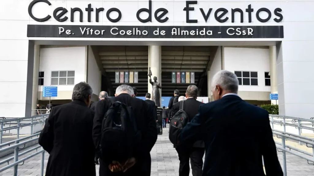 Imagem Bispos entrando no Centro de Eventos do artigo Bispos iniciam a segunda semana da AG CNBB nesta segunda-feira