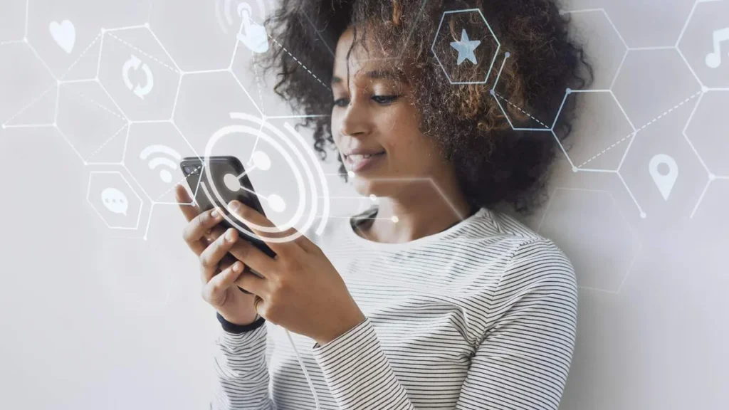 Imagem Garota usando o celular do artigo Como equilibrar o uso excessivo de telas e o bem-estar mental?