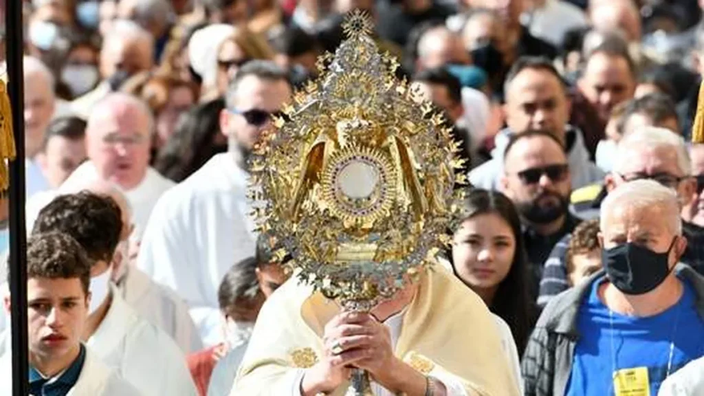 "A Igreja vive de Jesus eucarístico, por Ele é nutrida, por Ele é iluminada" - São João Paulo II