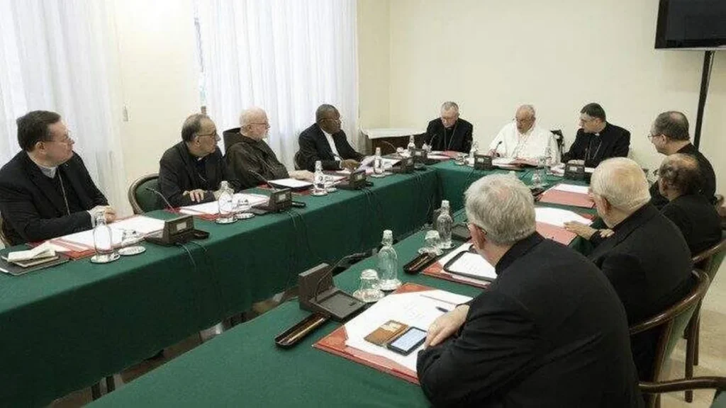 Imagem conselho dos cardeais com papa em 2023 do artigo Reuniões de abril do Conselho dos Cardeais têm início em Roma