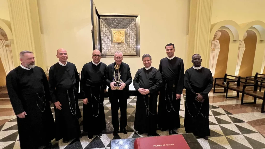 Imagem missionarios redentoristas e cardeal parolin na capela dos apostolos do artigo Cardeal Pietro Parolin visita Capela dos Apóstolos no Santuário Nacional